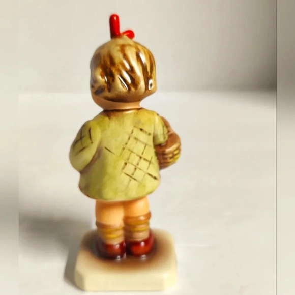 M.I. Hummel Club Figurine #284 / 479, I Brought You A Gift, EXC - Picture 3 of 10